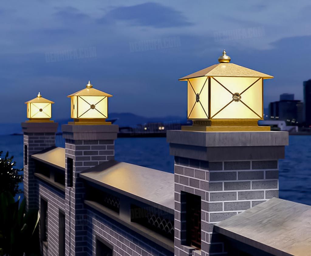 Đèn trụ cổng với thiết kế duyên dáng, hoàn thiện cao cấp, đem đến vẻ ngoài hoàn hảo cho không gian của gia đình bạn. Với kích thước 40 x 40cm, bộ đèn phù hợp để trang trí cho các cột, cổng kích thước lớn.