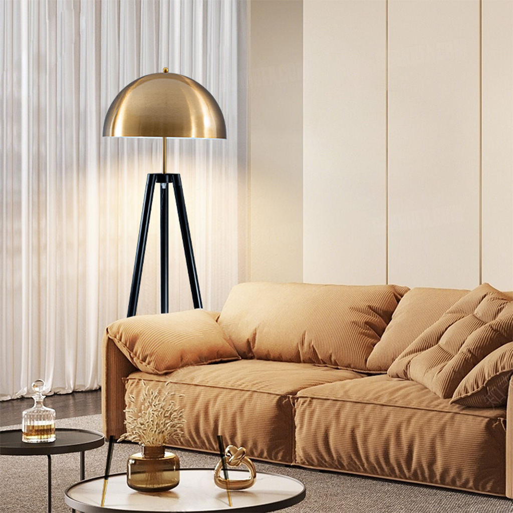 Khi đặt cạnh sofa, chiếc đèn tạo điểm nhấn thu hút ánh nhìn, tạo điểm nhấn giúp xóa tan sự nhàm chán của căn phòng. Ánh sáng từ đèn sàn vô cùng thuật tiện cho các hoạt động như đọc sách, làm việc...